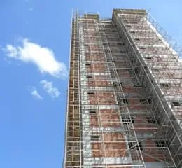 Com guarda-corpo, andaime é ideal para construções e restaurações de fachadas e monumentos